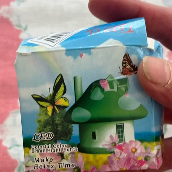 Very small new mushroom light.
New in box. - Picture 9 of 13